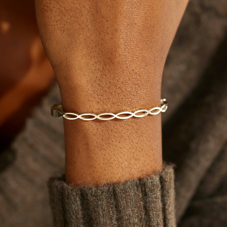 Small Circle Of Female Friends Matching Weave Bracelet