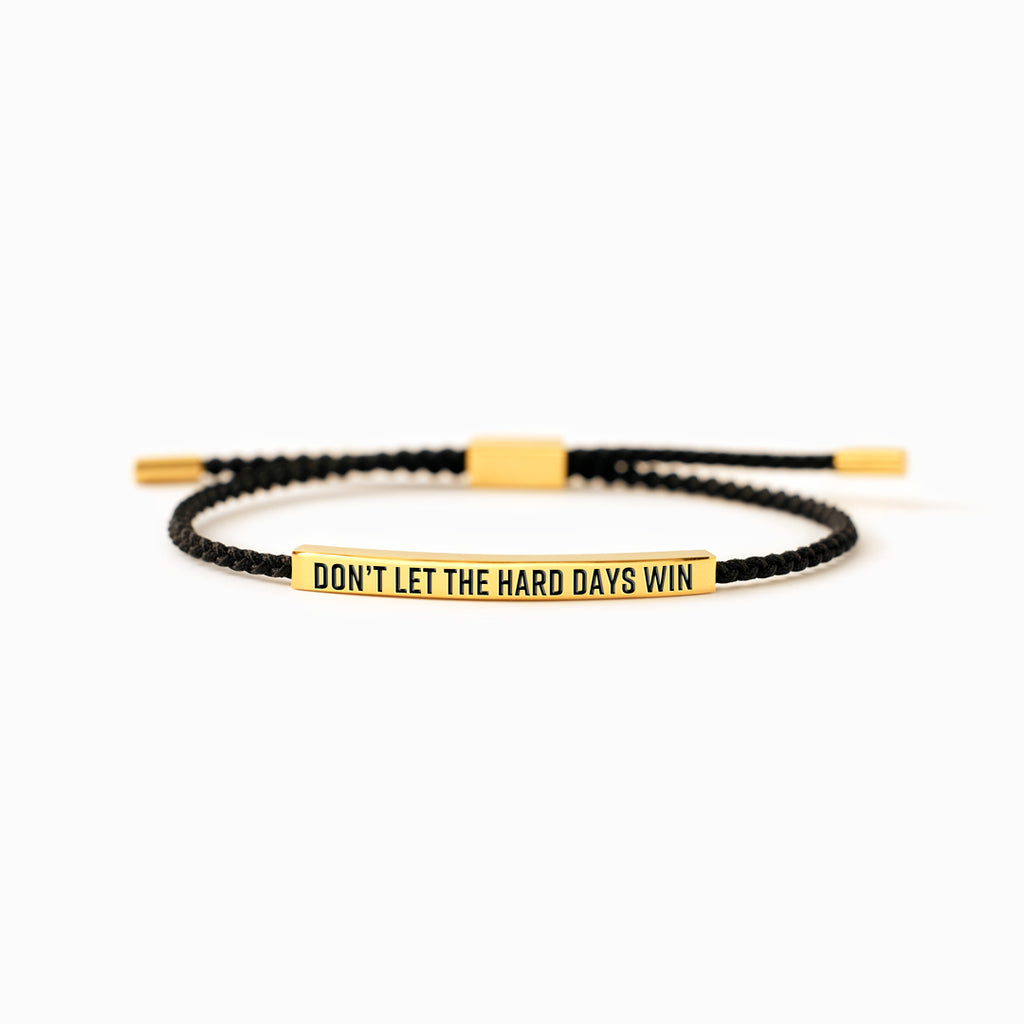 Rode gevlochten armband met roségouden naamplaatje: elegant en uniek Rode gevlochten armband met roségouden naamplaatje: elegant en uniek