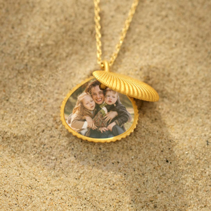 Mama's Pearl-fect Gang Engraving Shell Necklace